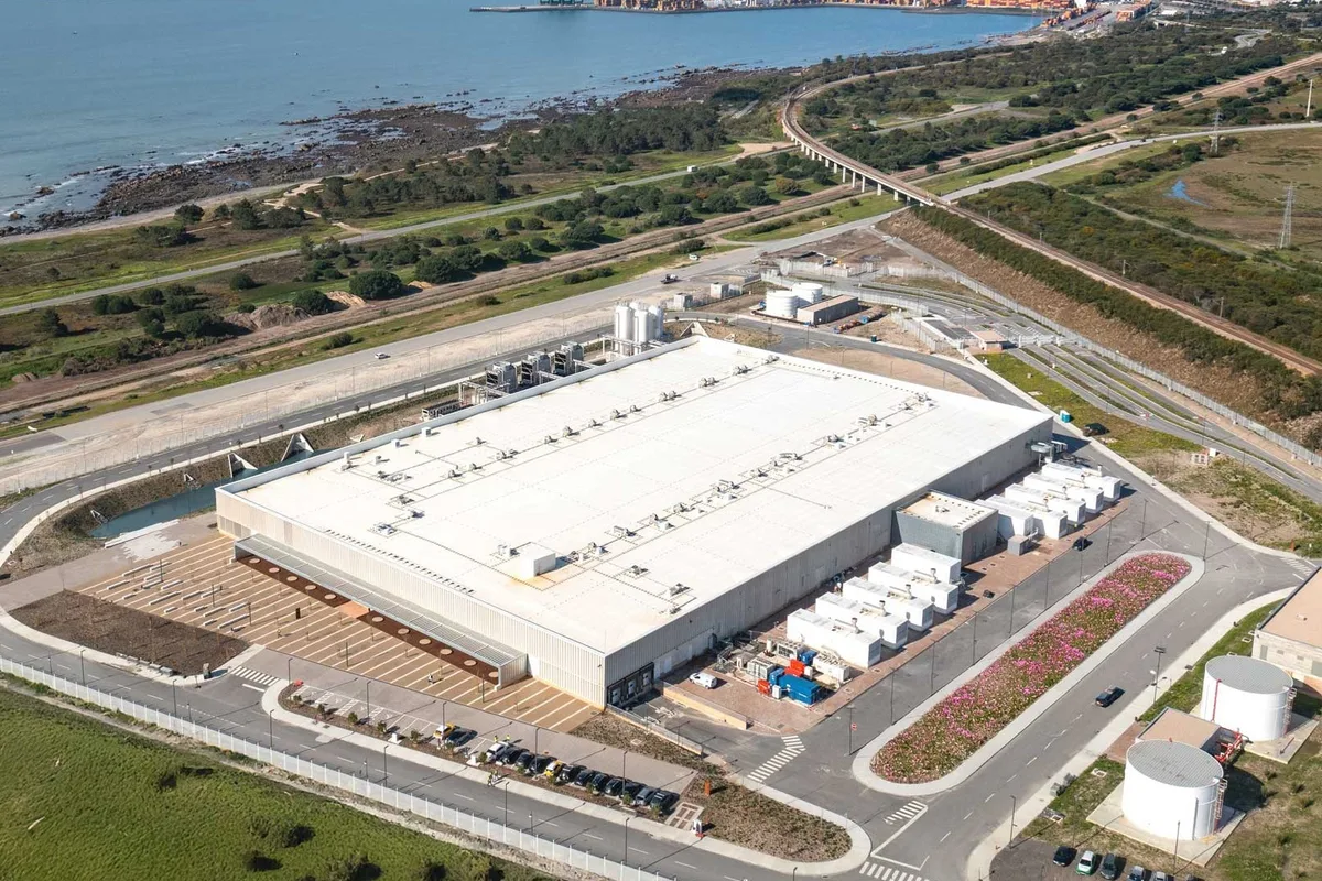 Vue aérienne du bâtiment SIN01 sur le SINES Data Campus au Portugal