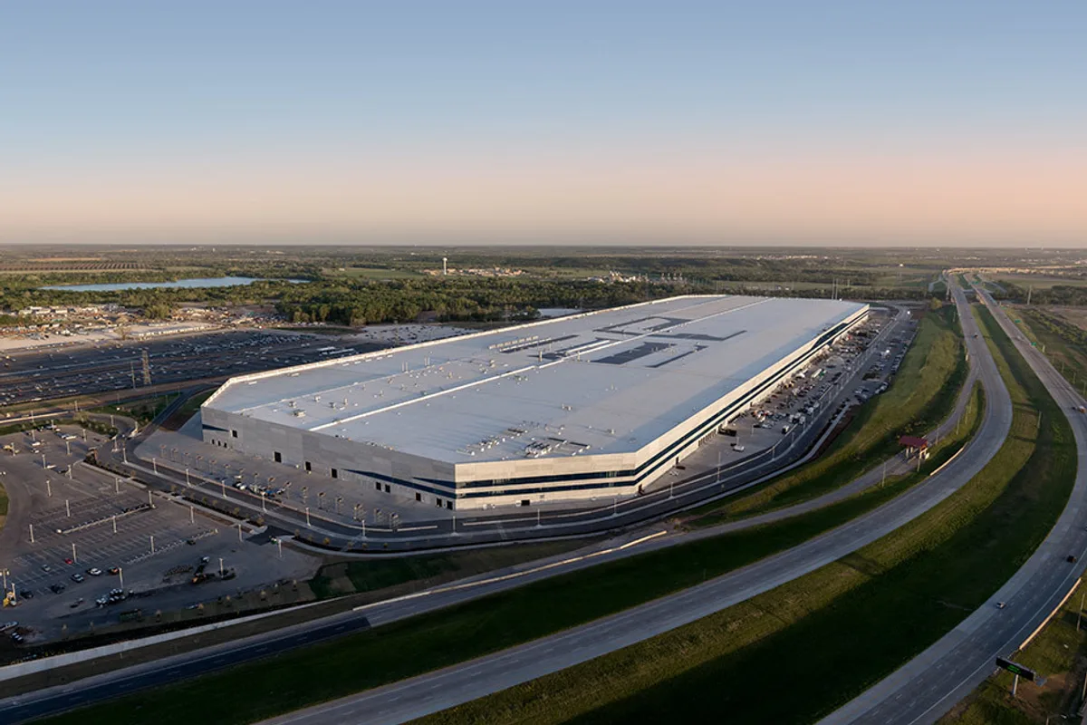 Vue aérienne de la Gigafactory Tesla au Texas, illustrant les installations industrielles du constructeur automobile